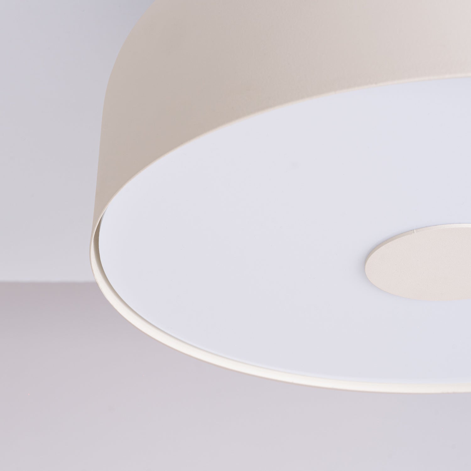 Plafonnier Omiq métal beige E27, gros plan allumé