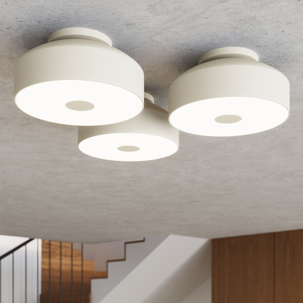 Plafonnier Omiq métal beige E27 en situation dans un intérieur
