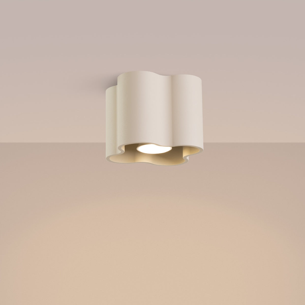 Plafonnier Ovio laque beige allumé au plafond qui éclaire vers le bas