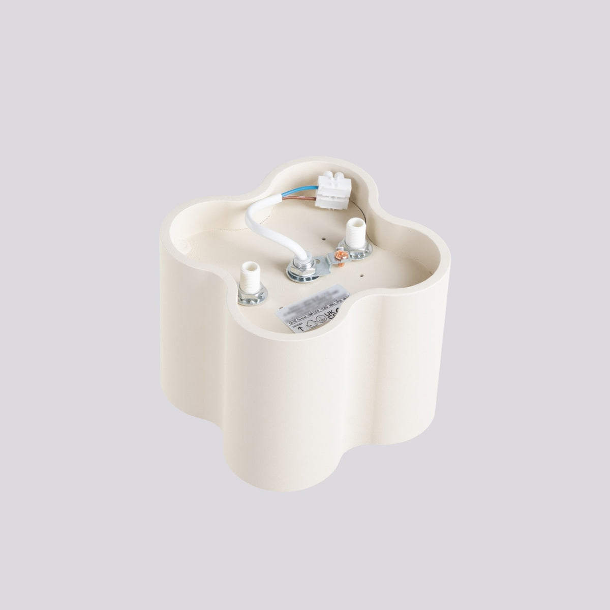 Arrière du plafonnier Ovio laque beige avec le bornier de raccordement et la borne de terre