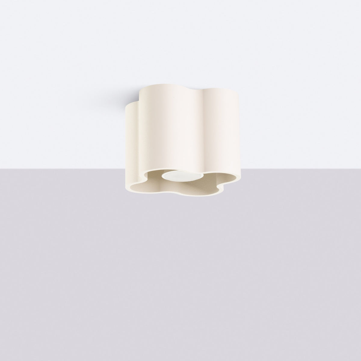 Plafonnier Ovio laque beige fixé au plafond et éteint