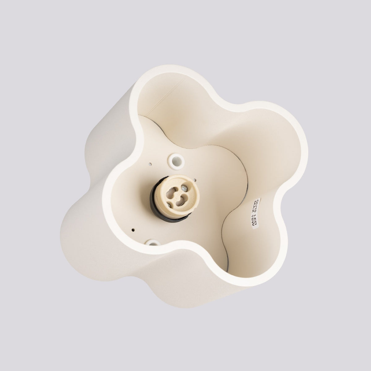 Douille GU10 et étiquette max 10 W au fond du plafonnier Ovio laque beige
