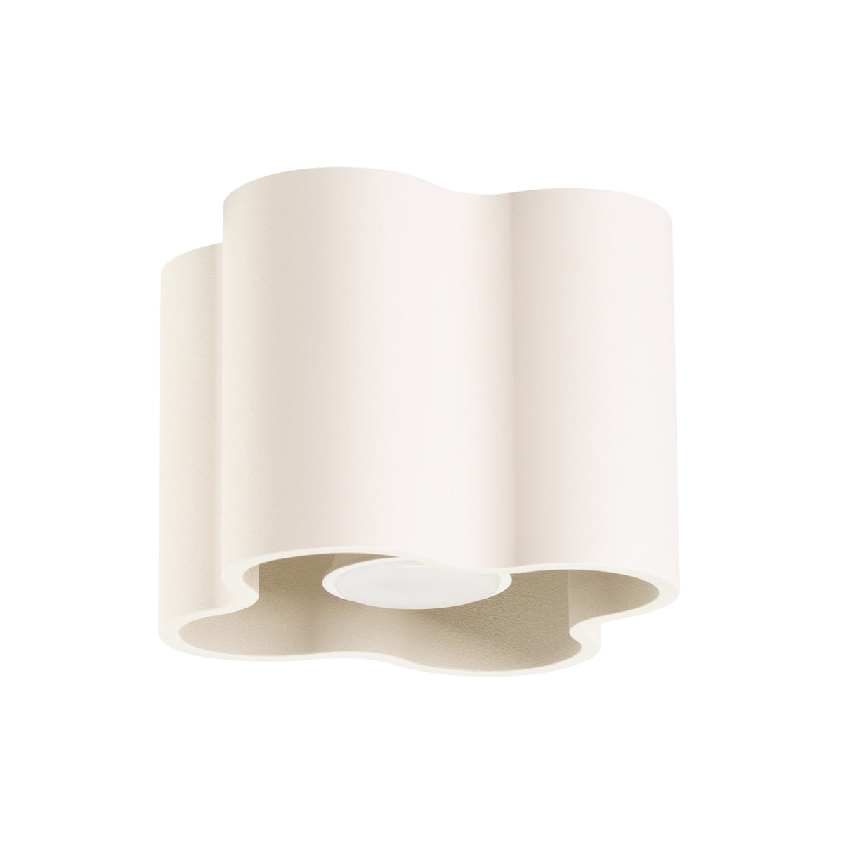 Plafonnier ondulé Ovio laque beige vu de trois quarts sur fond blanc