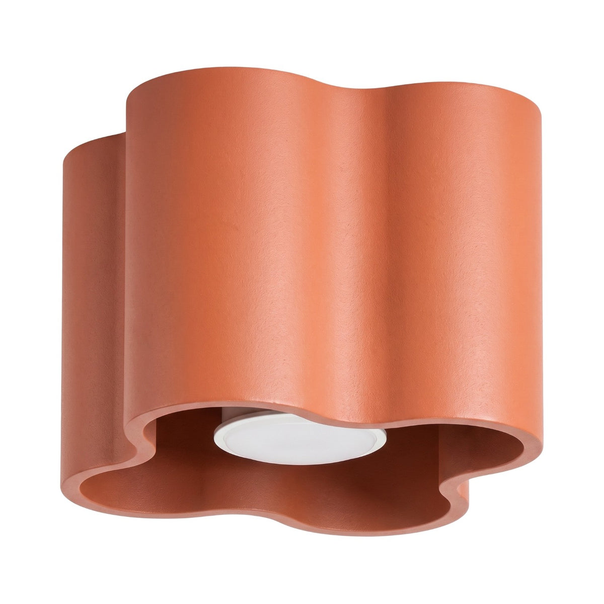Plafonnier ondulé Ovio laque rouge ocre vu de trois quarts sur fond blanc