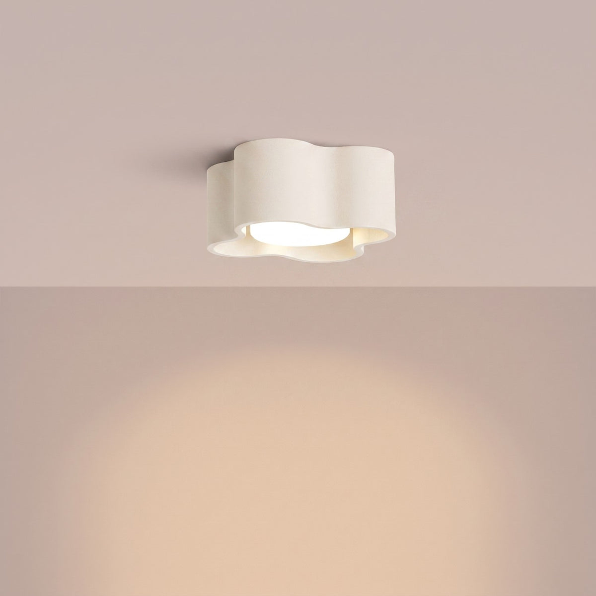 Plafonnier Ovio laque beige allumé au plafond qui éclaire vers le bas