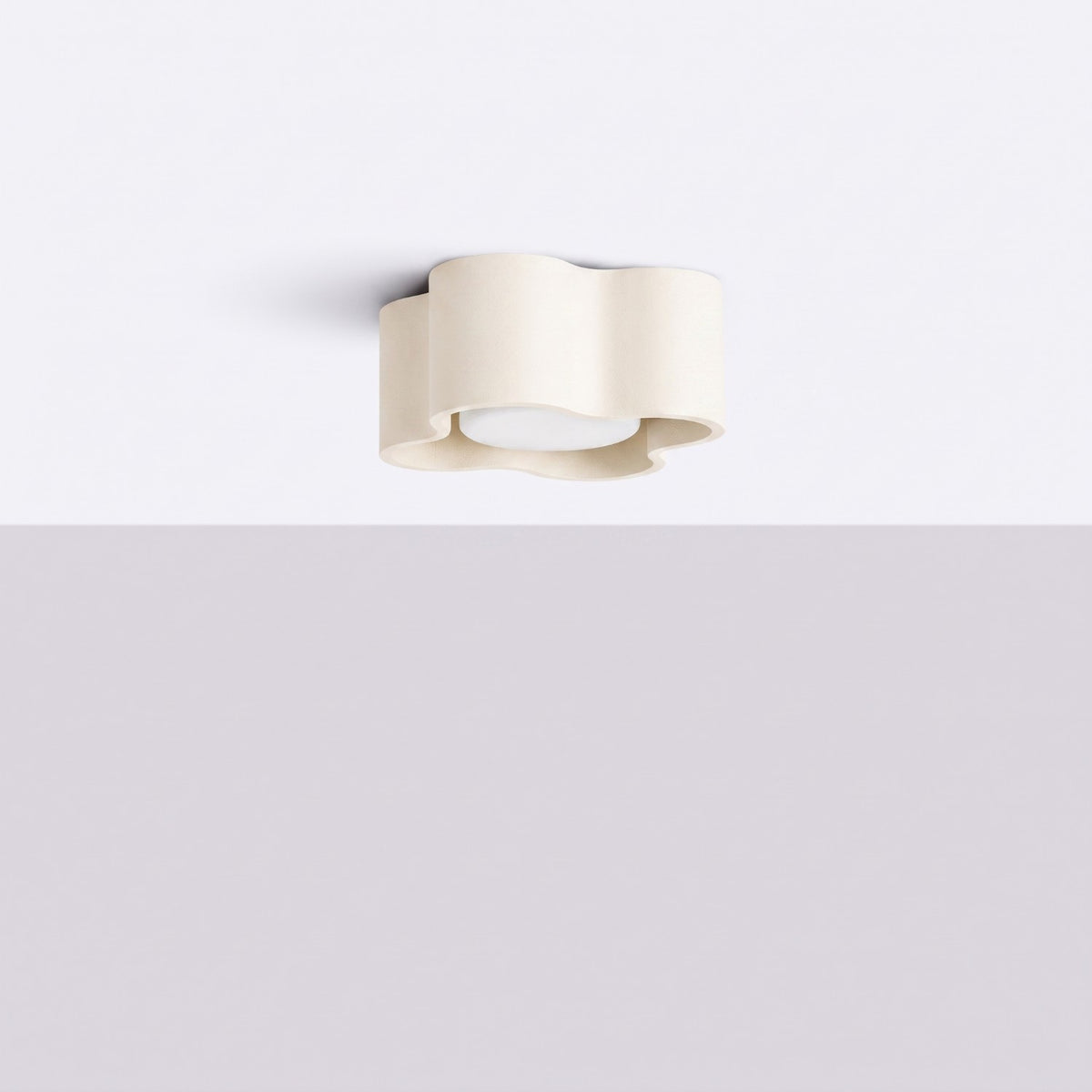 Plafonnier Ovio laque beige fixé au plafond et éteint