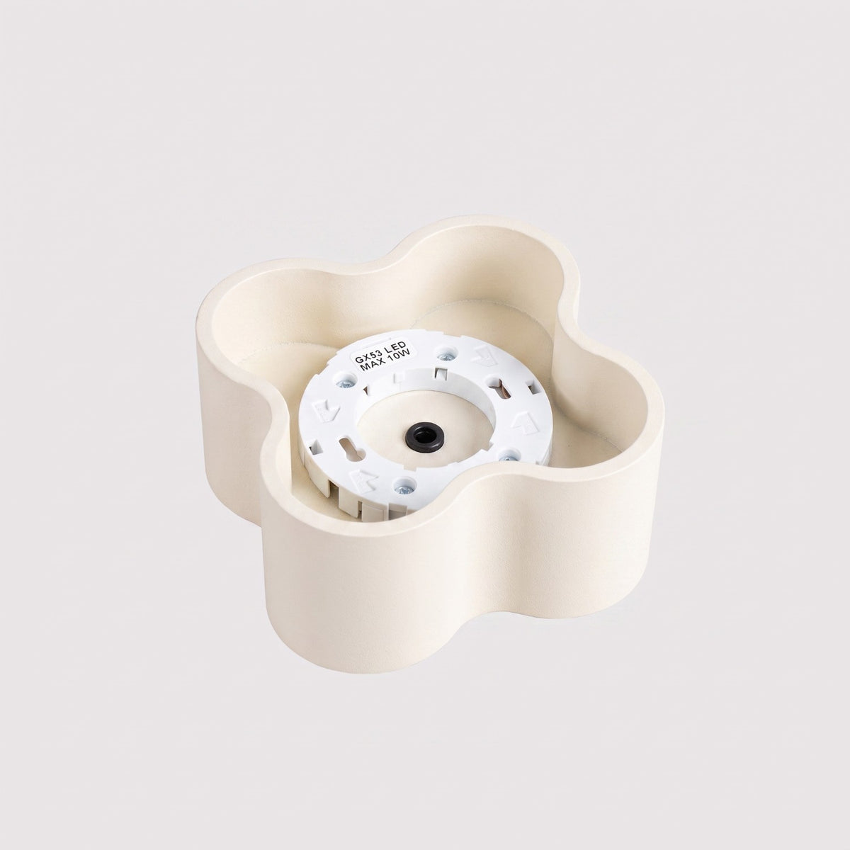 Douille GX53 et étiquette max 10 W au fond du plafonnier Ovio laque beige