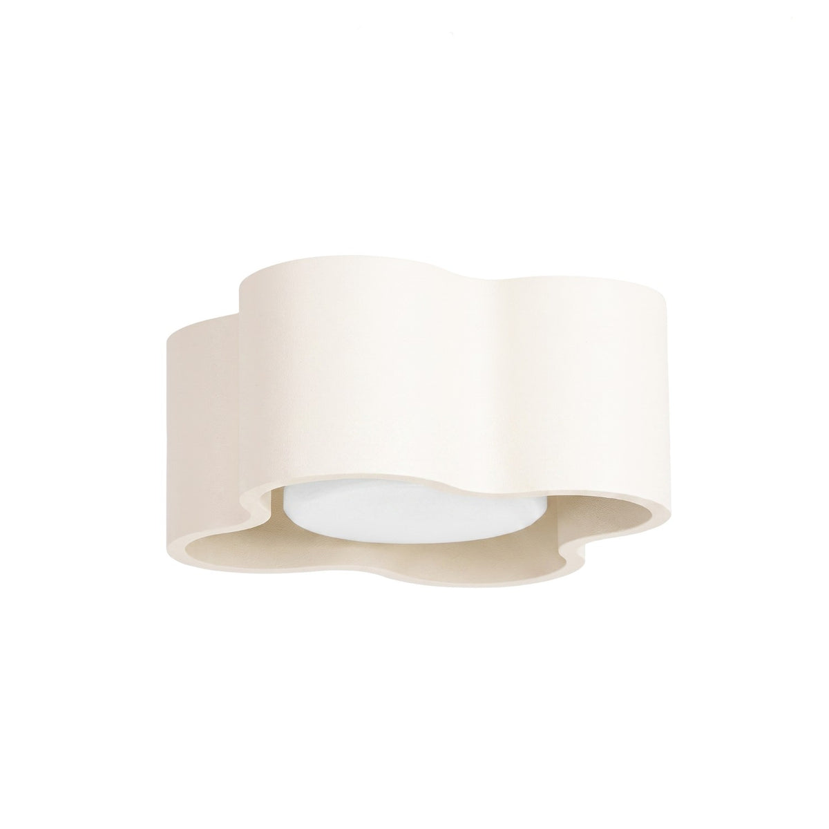Plafonnier ondulé Ovio laque beige vu de trois quarts sur fond blanc
