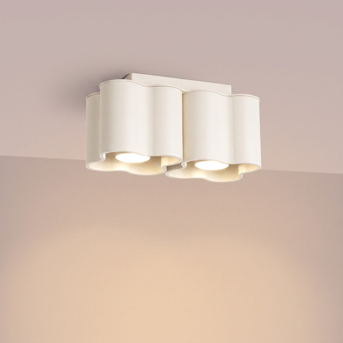 Plafonnier Ovio 2 laque beige allumé au plafond qui éclaire vers le bas