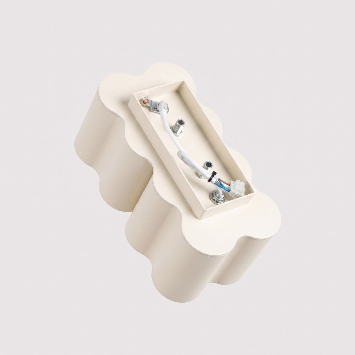 Arrière du plafonnier Ovio 2 laque beige avec la platine de raccordement et la borne de terre