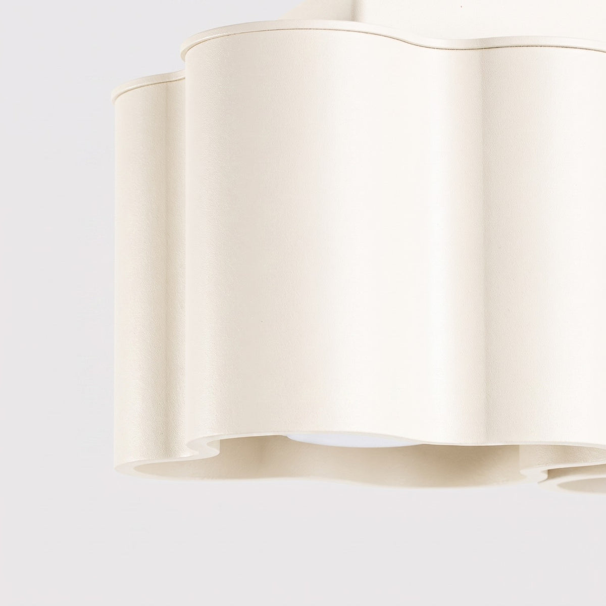 Détail du contour ondulé et de la surface mate du plafonnier Ovio 2 laque beige