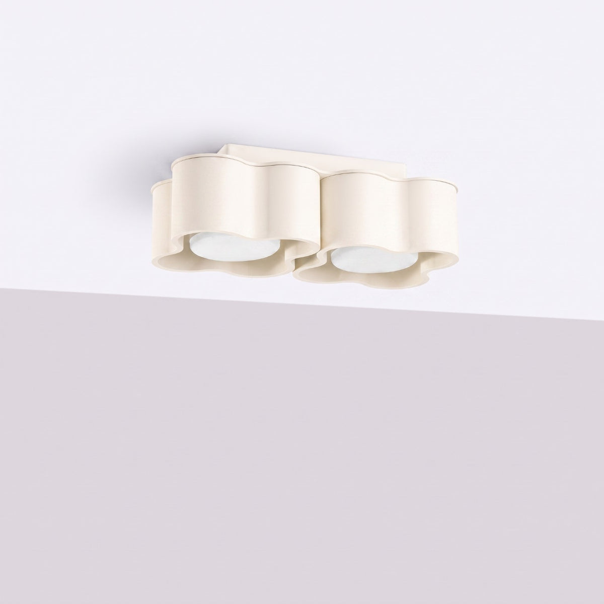 Plafonnier Ovio 2 laque beige fixé au plafond et éteint