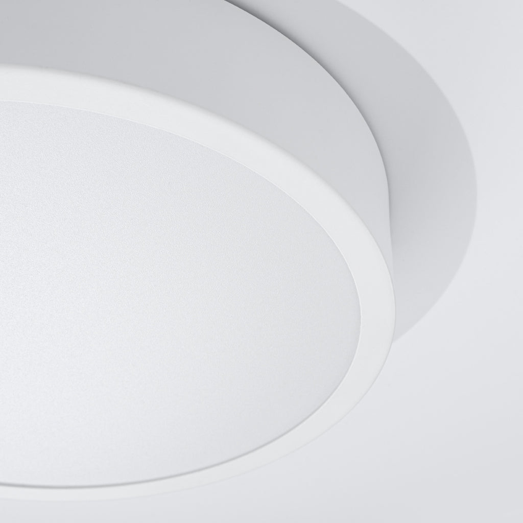 Plafonnier Onyx 30 LED rond aluminium blanc, détail de la face diffusante et du bord aluminium