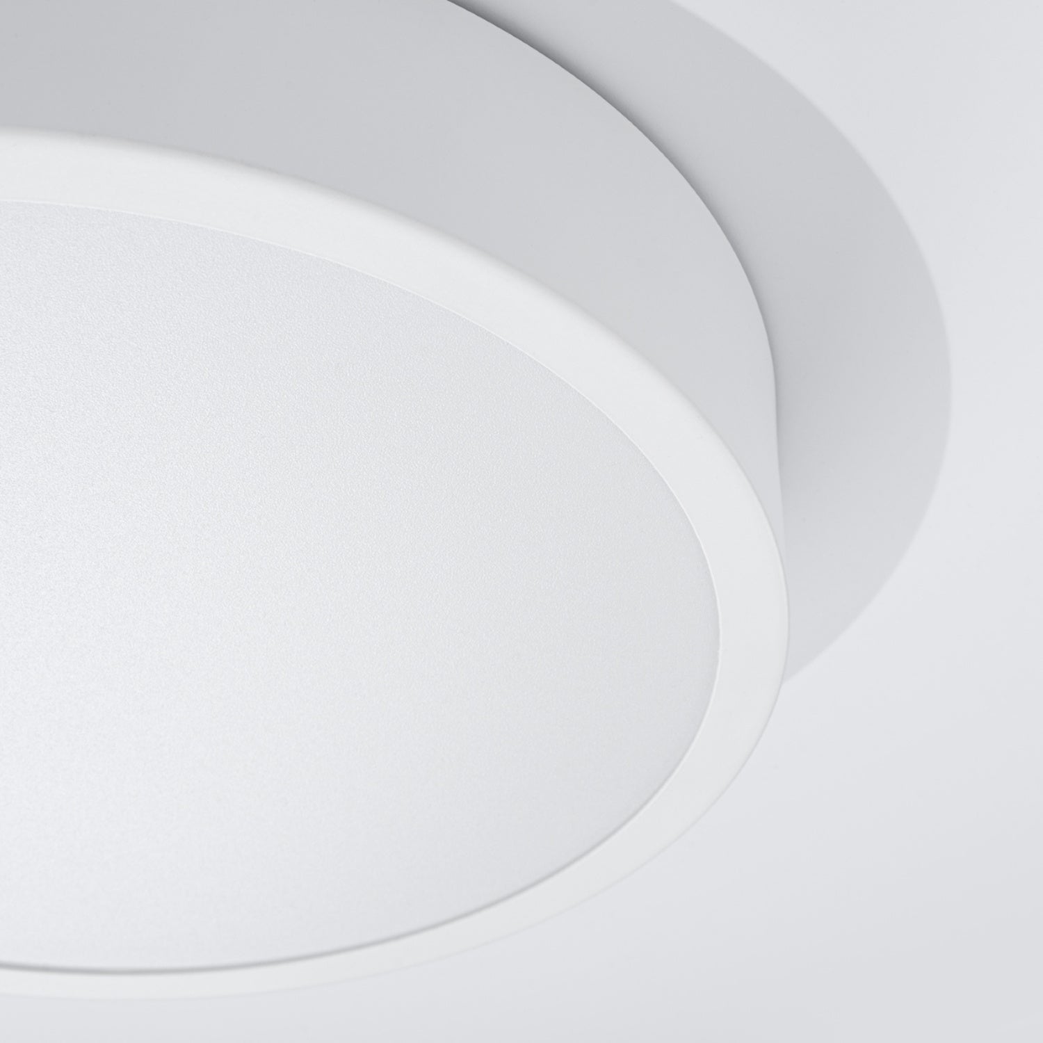 Plafonnier Onyx 30 LED rond aluminium blanc, détail de la face diffusante et du bord aluminium