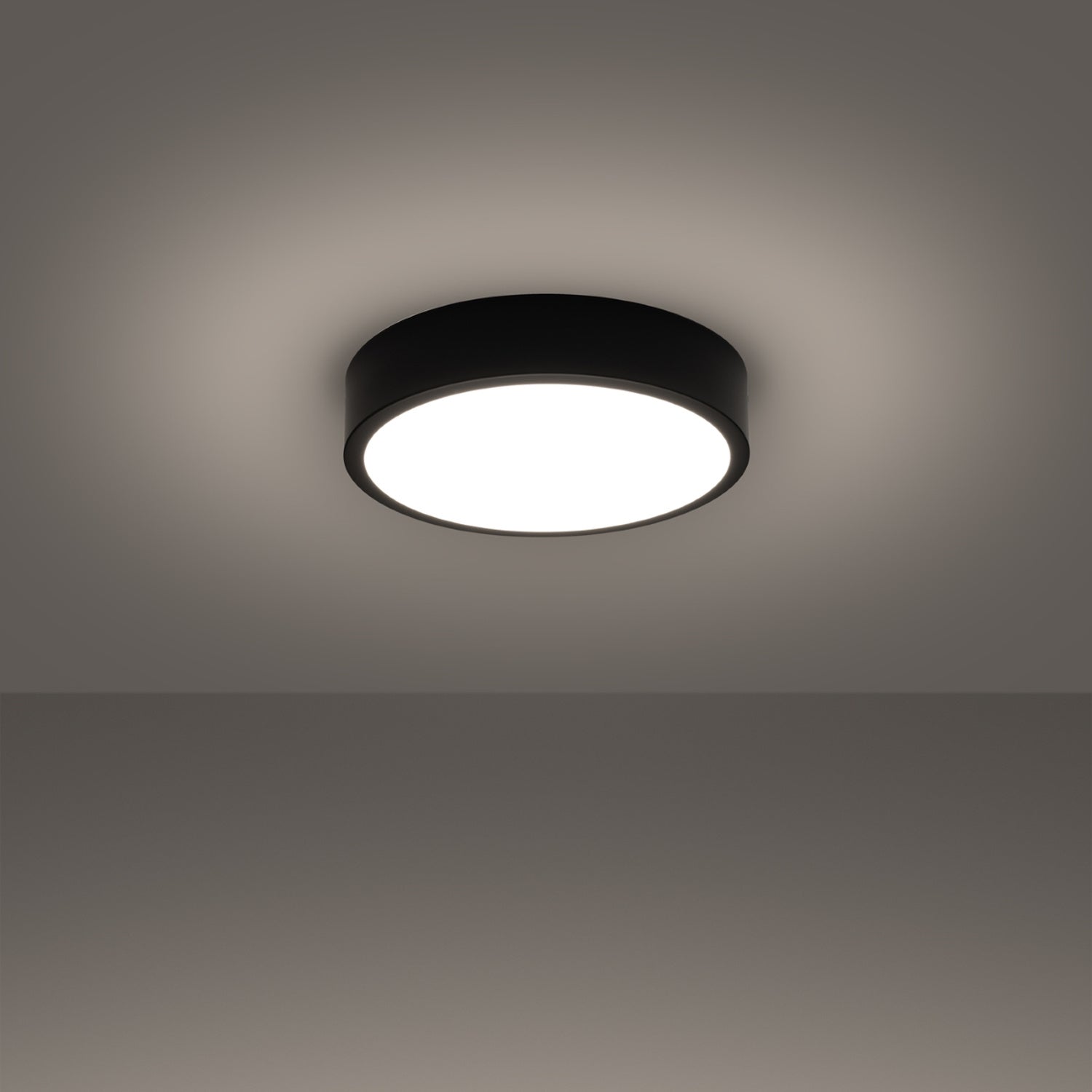 Plafonnier Onyx 30 LED rond aluminium noir allumé, lumière diffuse homogène