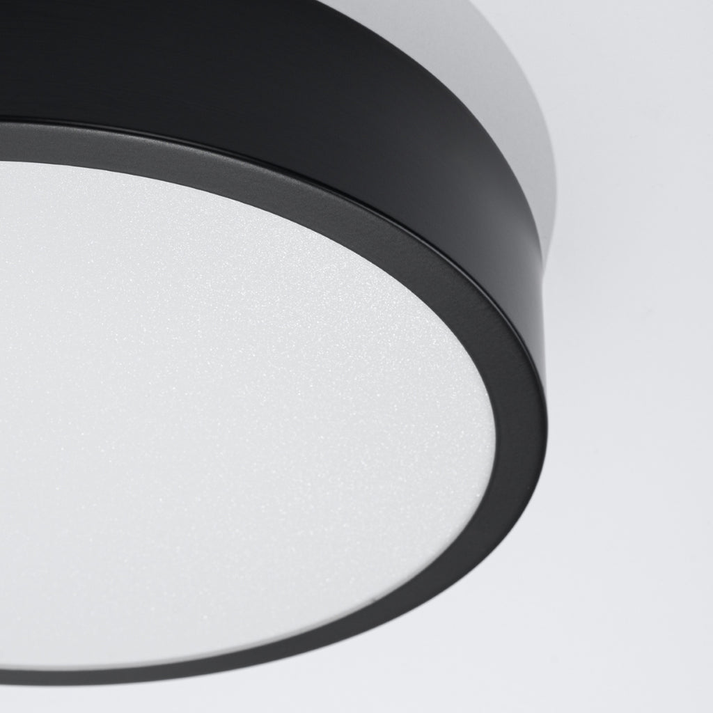 Plafonnier Onyx 30 LED rond aluminium noir, détail de la face diffusante et du bord aluminium