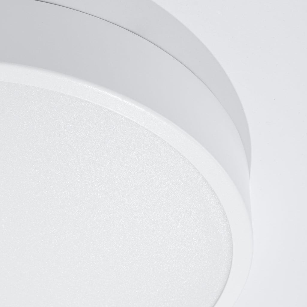 Plafonnier Onyx 40 LED rond aluminium blanc, détail de la face diffusante et du bord aluminium