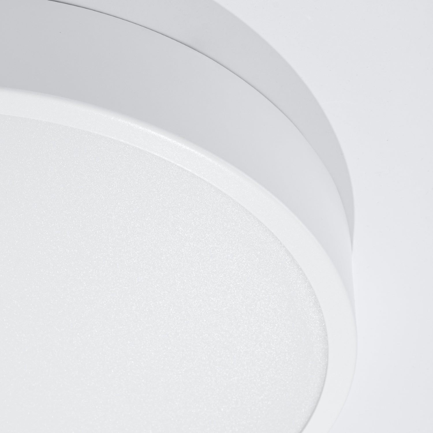 Plafonnier Onyx 40 LED rond aluminium blanc, détail de la face diffusante et du bord aluminium