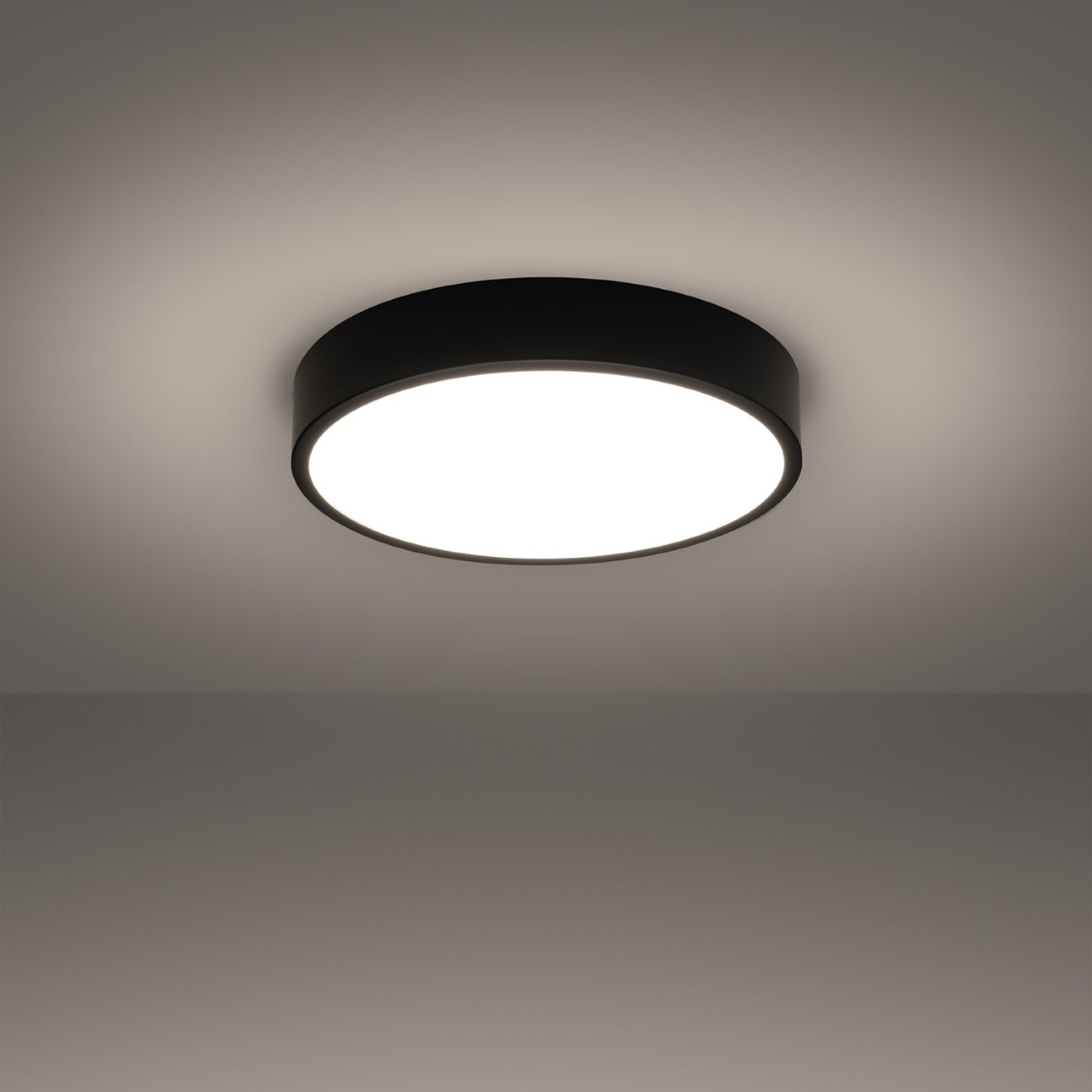 Plafonnier Onyx 40 LED rond aluminium noir allumé, lumière diffuse homogène