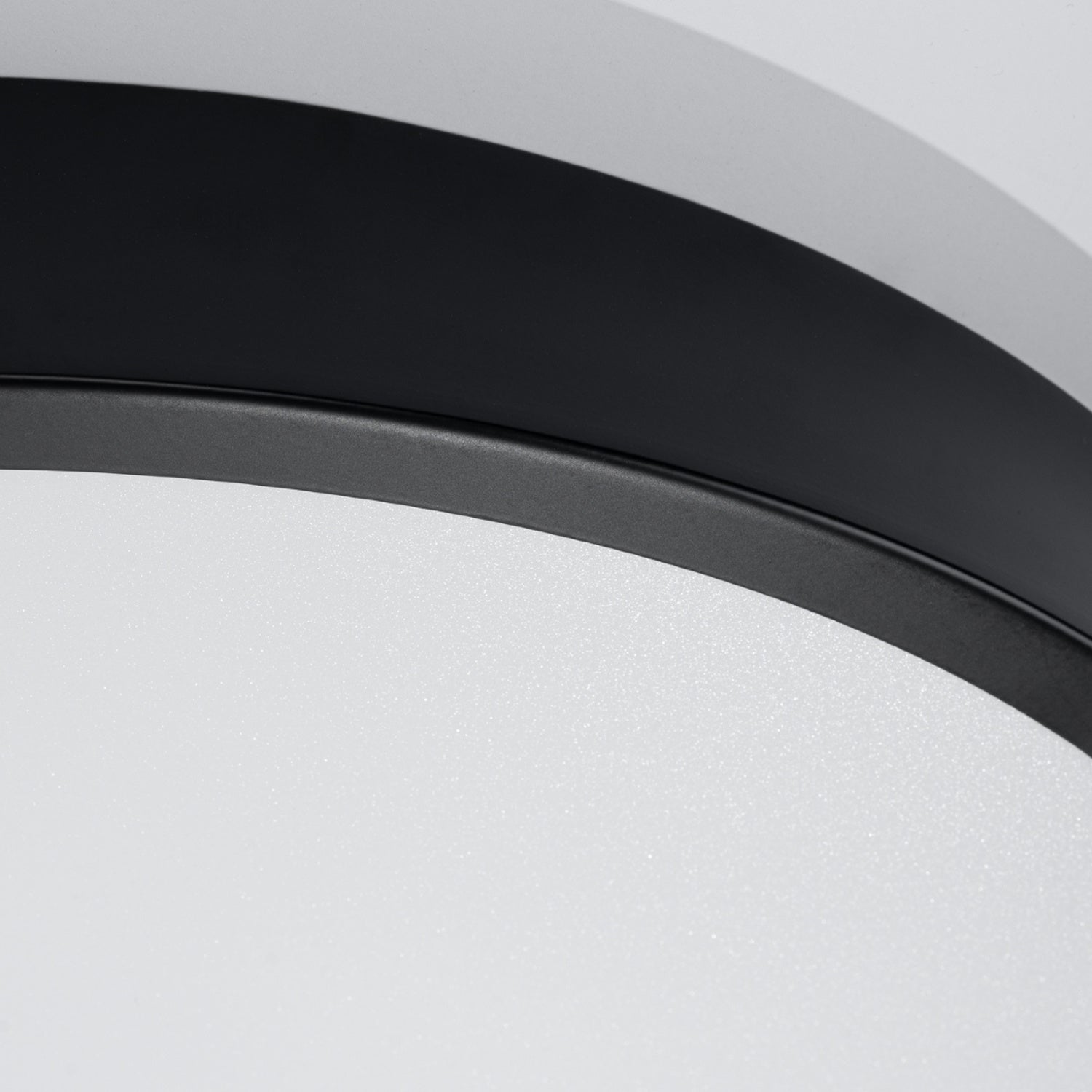 Plafonnier Onyx 40 LED rond aluminium noir, détail de la face diffusante et du bord aluminium
