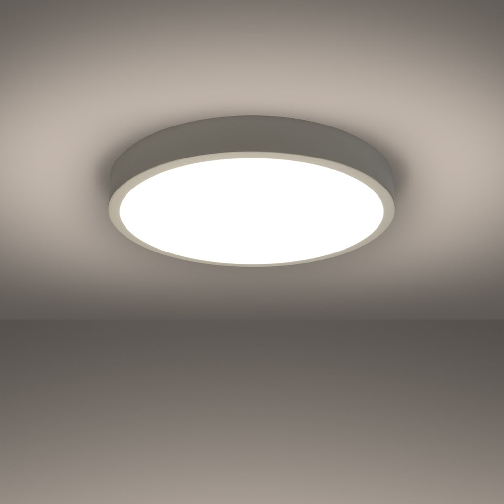 Plafonnier Onyx 50 LED rond aluminium blanc allumé, lumière diffuse homogène