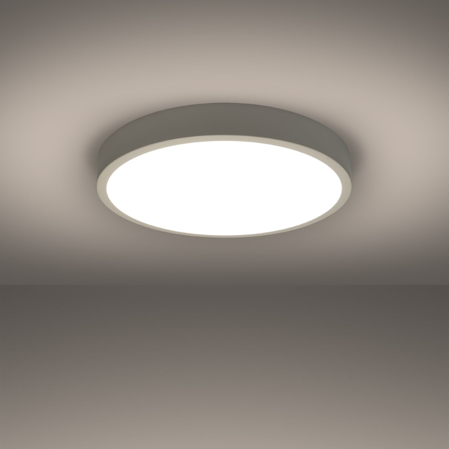 Plafonnier Onyx 50 LED rond aluminium blanc allumé, lumière diffuse homogène