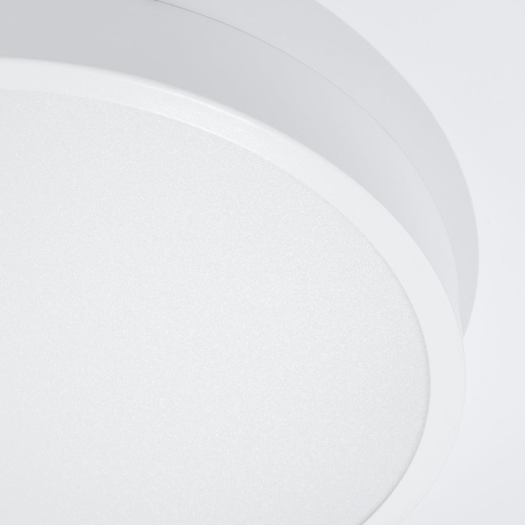 Plafonnier Onyx 50 LED rond aluminium blanc, détail de la face diffusante et du bord aluminium