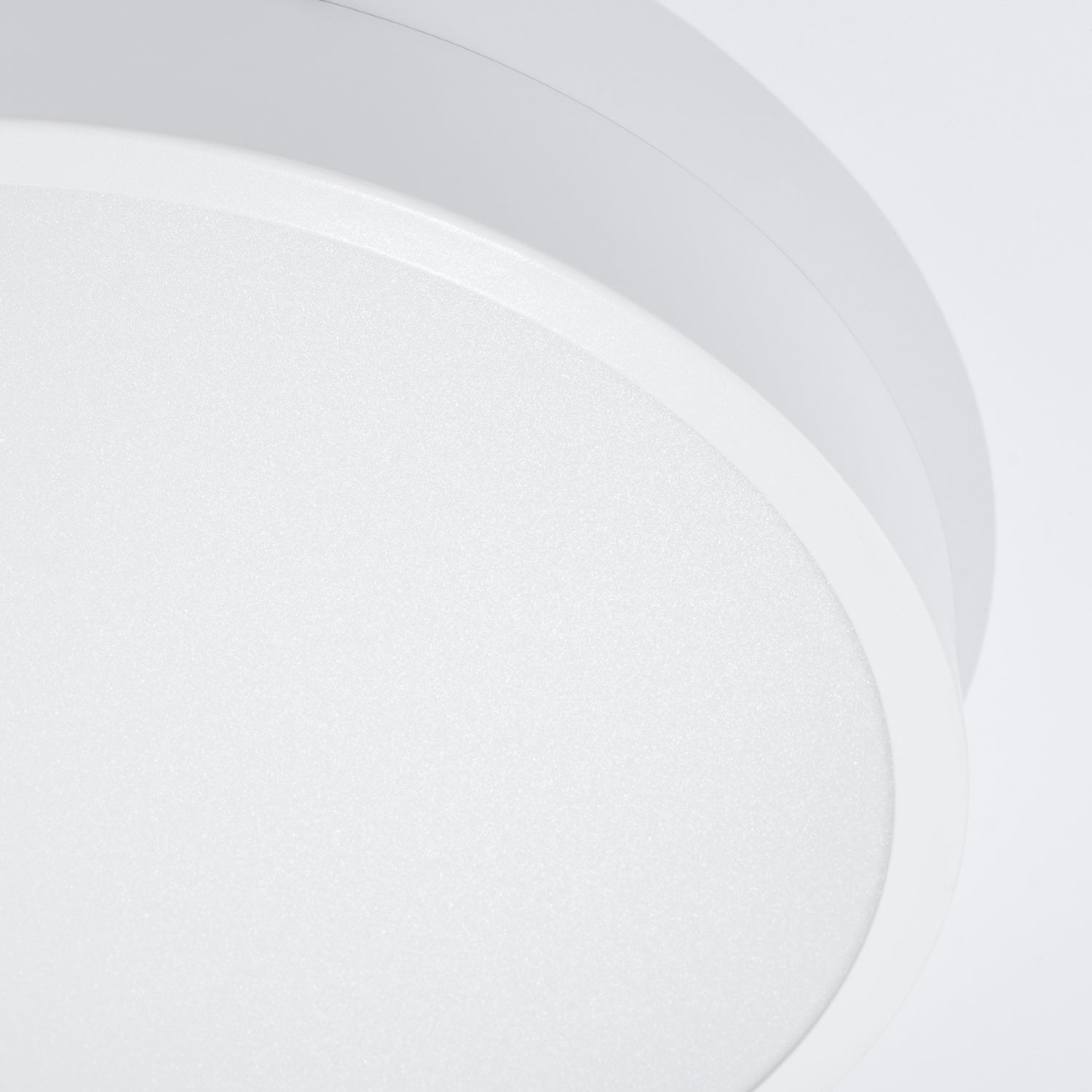Plafonnier Onyx 50 LED rond aluminium blanc, détail de la face diffusante et du bord aluminium