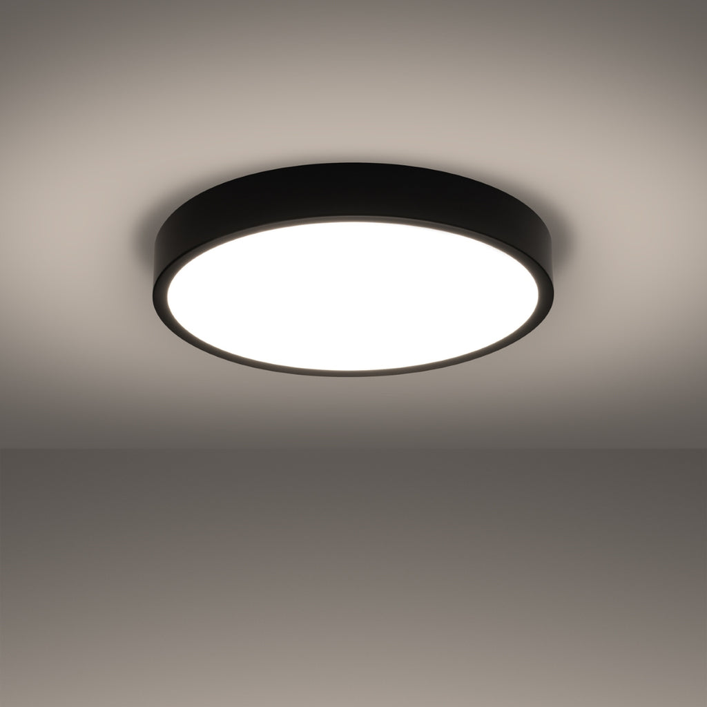 Plafonnier Onyx 50 LED rond aluminium noir allumé, lumière diffuse homogène
