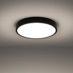 Plafonnier Onyx 50 LED rond aluminium noir allumé, lumière diffuse homogène