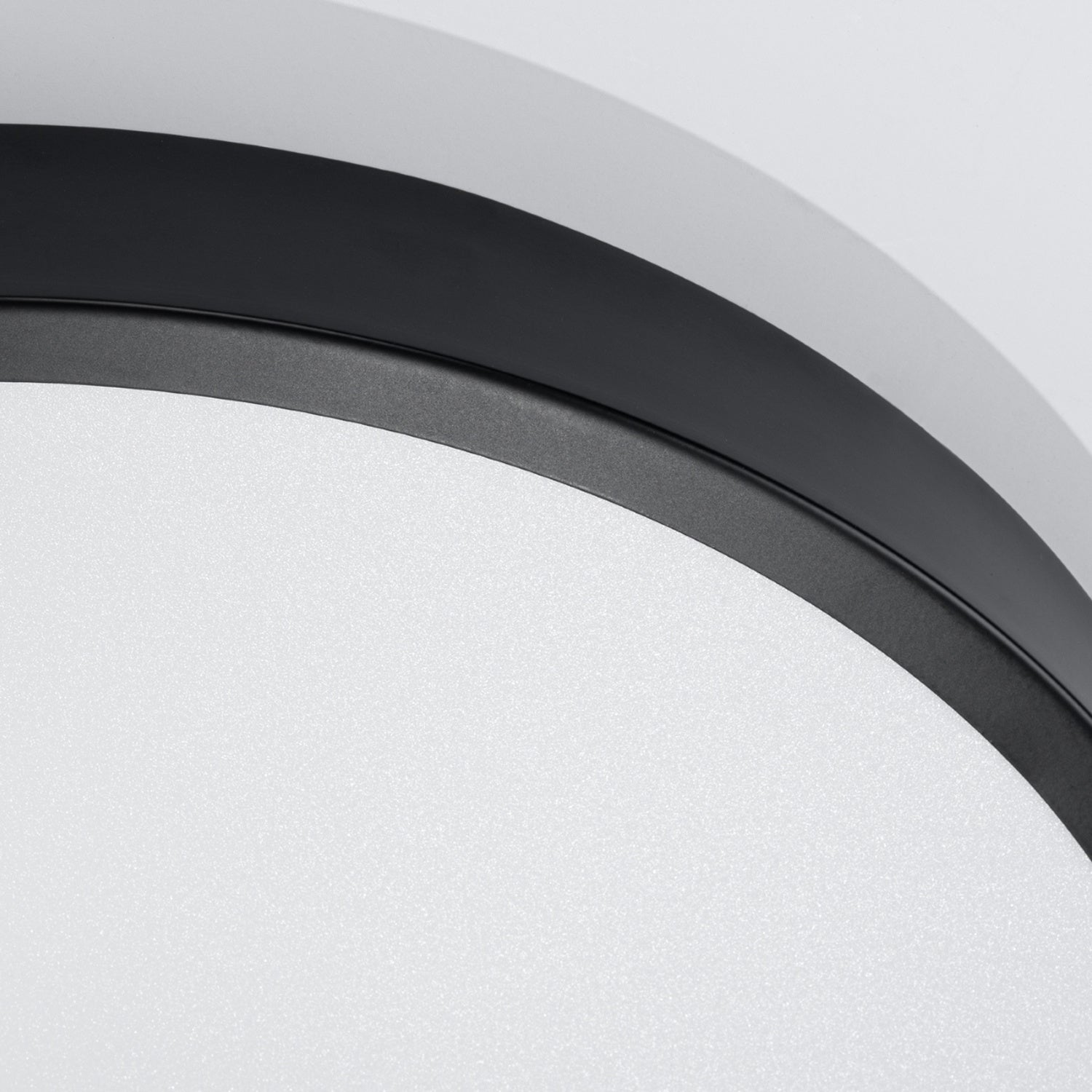 Plafonnier Onyx 50 LED rond aluminium noir, détail de la face diffusante et du bord aluminium