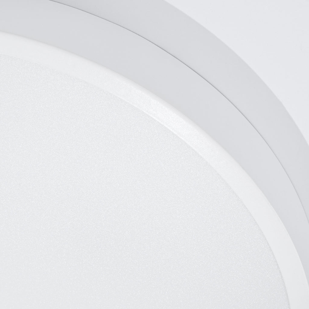 Plafonnier Onyx 60 LED rond aluminium blanc, détail de la face diffusante et du bord aluminium