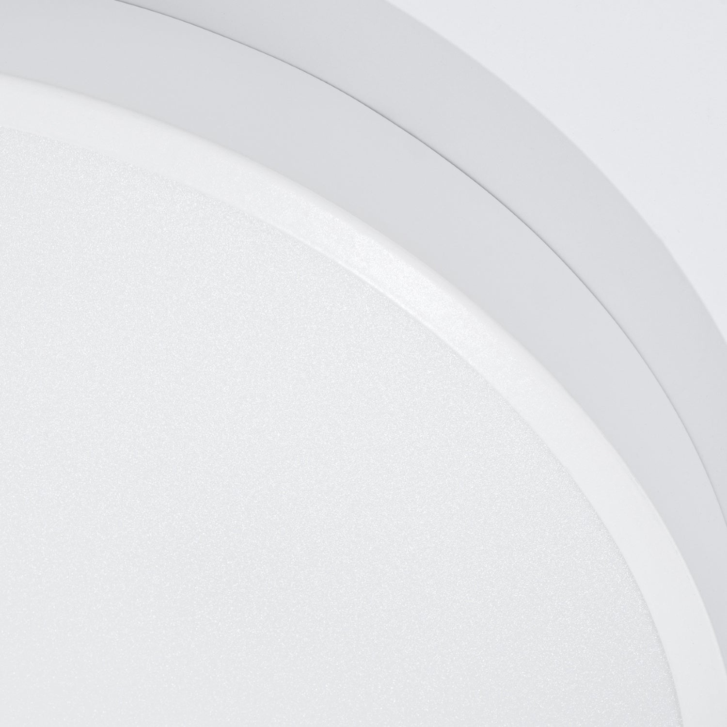 Plafonnier Onyx 60 LED rond aluminium blanc, détail de la face diffusante et du bord aluminium