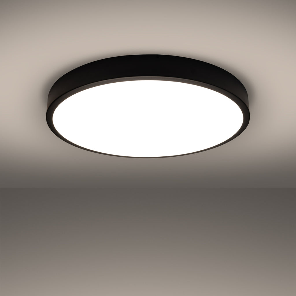 Plafonnier Onyx 60 LED rond aluminium noir allumé, lumière diffuse homogène