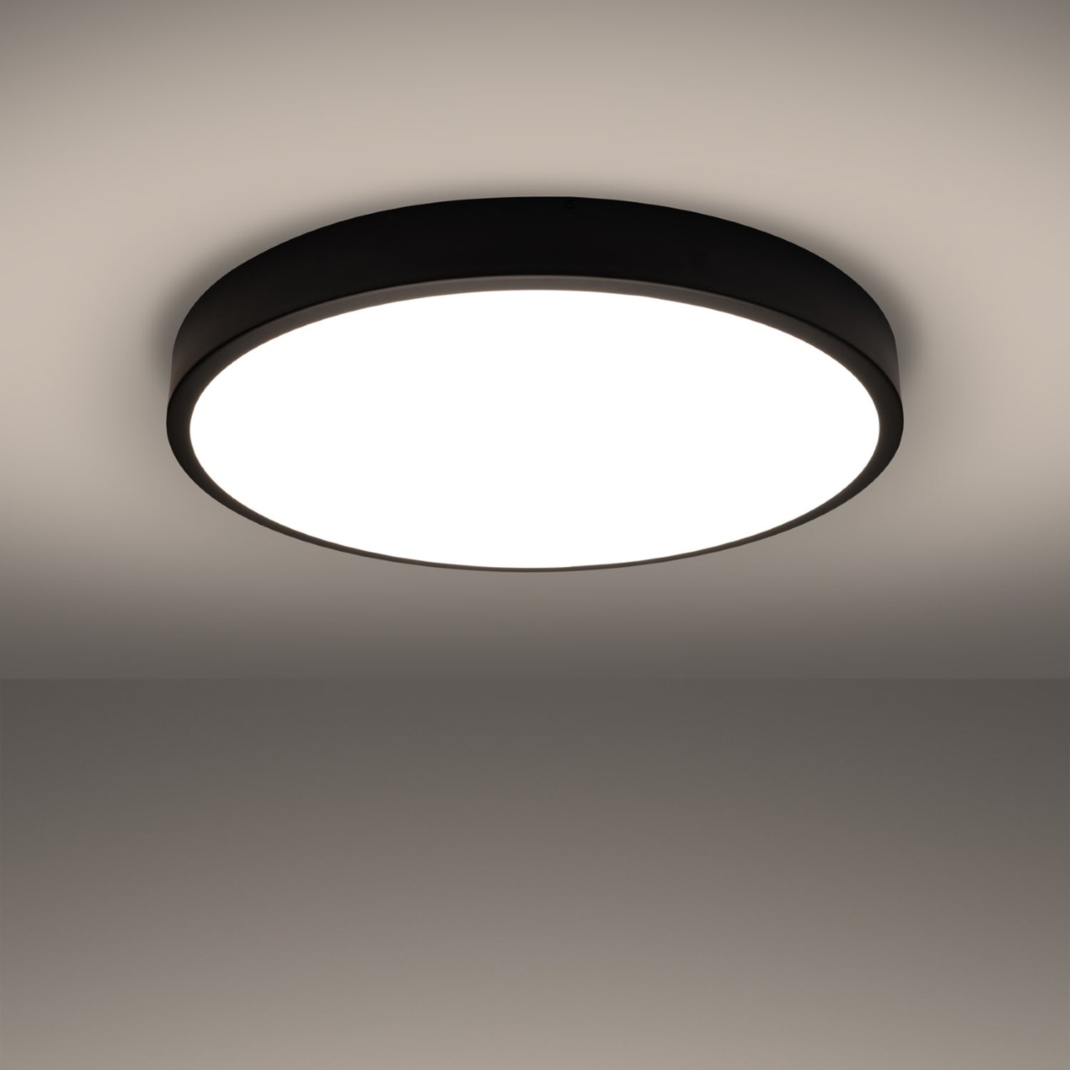Plafonnier Onyx 60 LED rond aluminium noir allumé, lumière diffuse homogène
