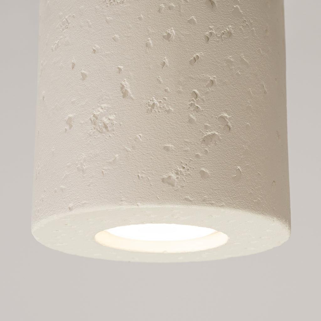 Plafonnier Orbis béton beige GU10, détail de la texture béton