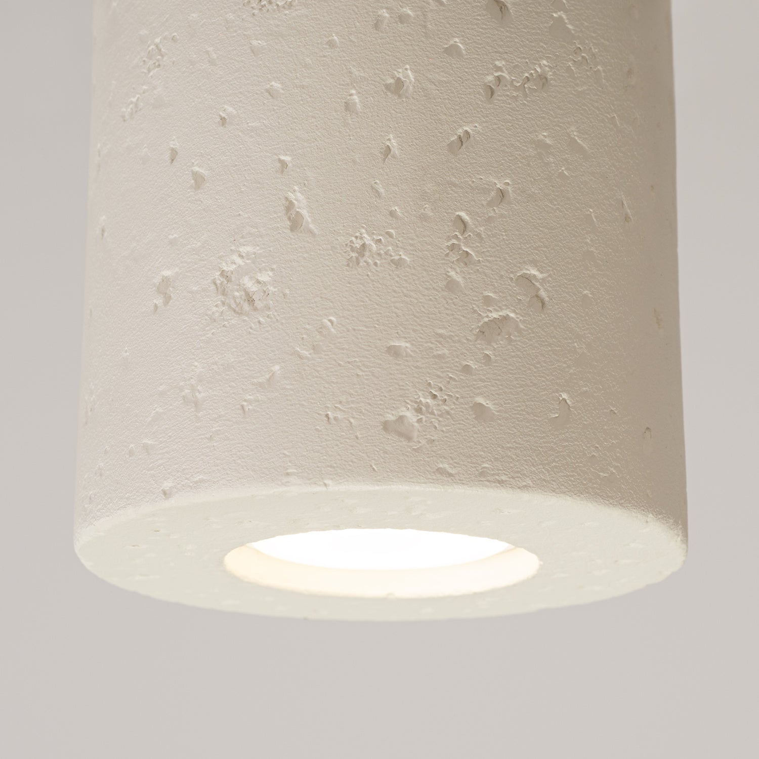 Plafonnier Orbis béton beige GU10, détail de la texture béton