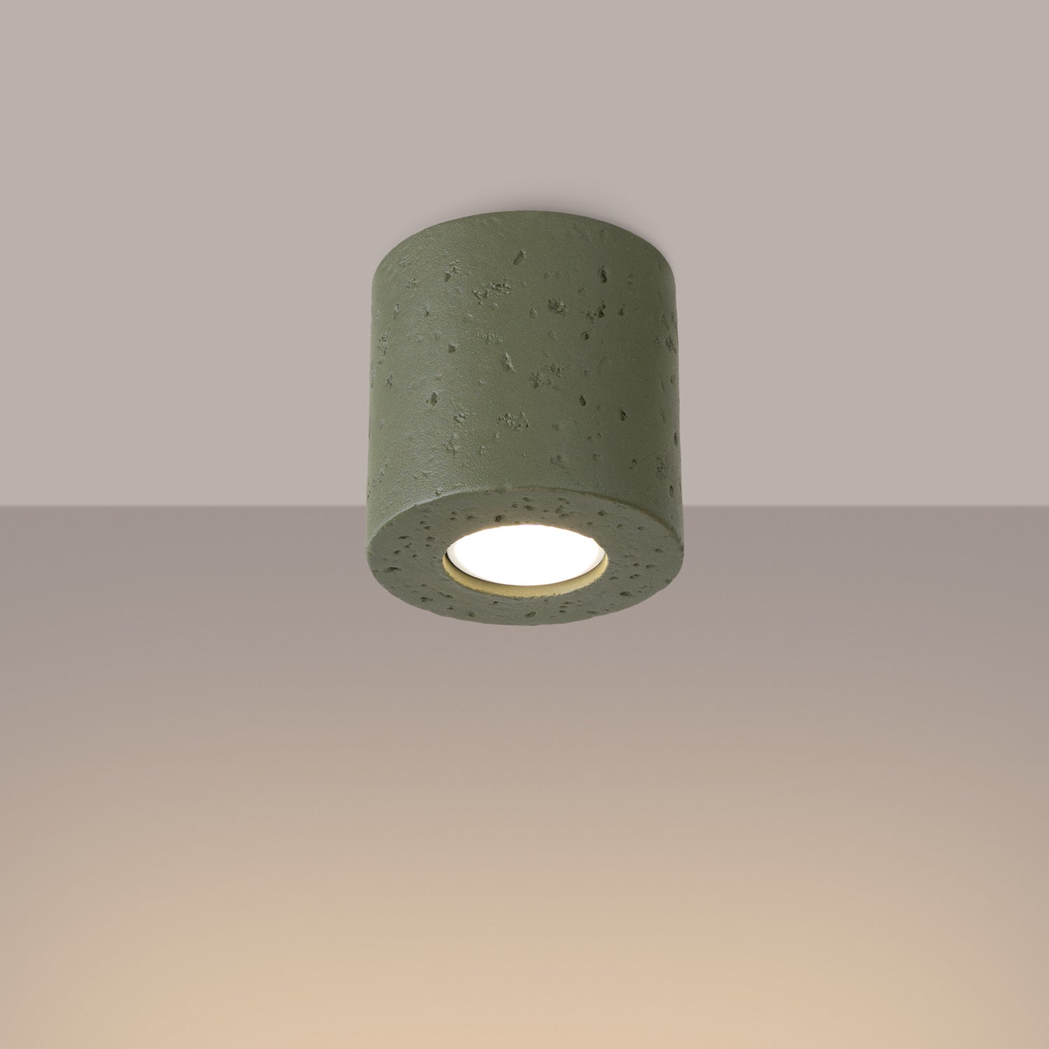 Plafonnier Orbis béton vert olive GU10, en éclairage