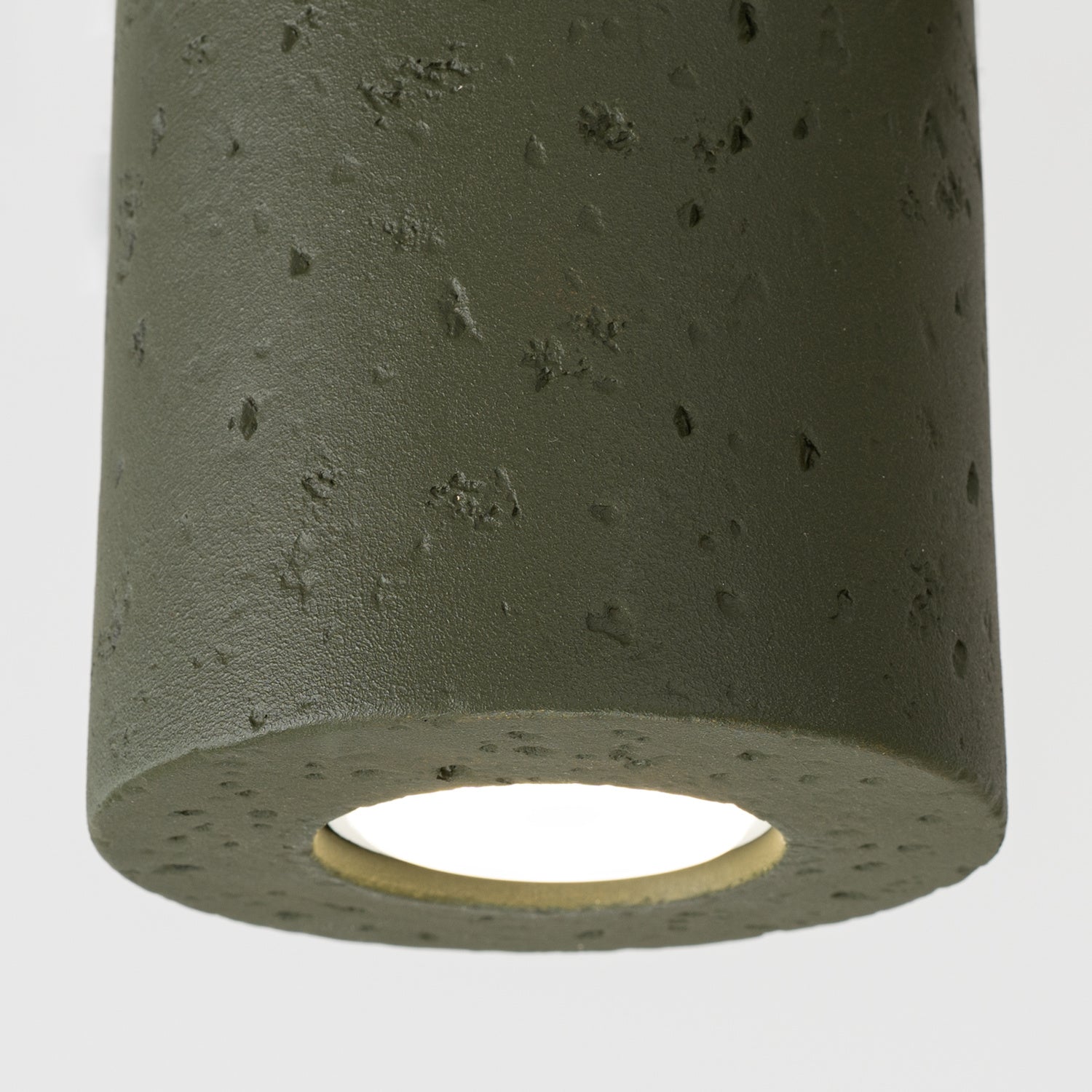 Plafonnier Orbis béton vert olive GU10, détail de la texture béton