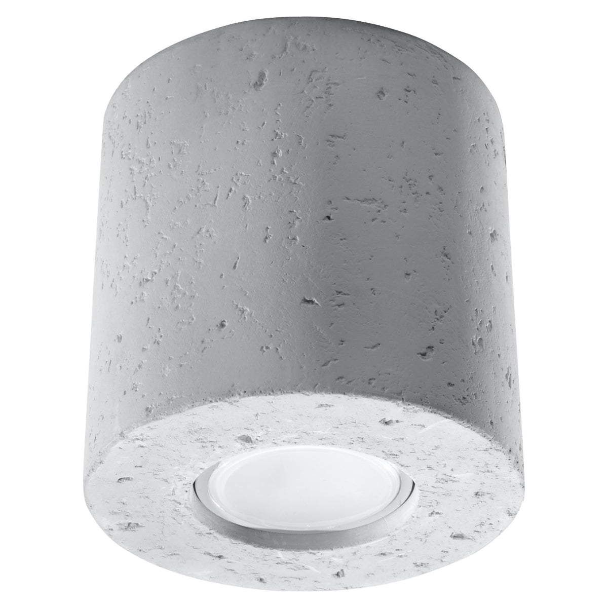 Plafonnier Orbis béton gris cylindre à la surface bullée vu de trois quarts sur fond blanc