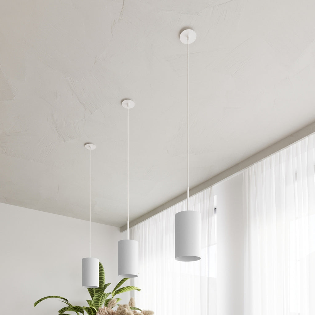 Plafonnier Otto 50 en tissu blanc au-dessus d'un espace de vie lumineux