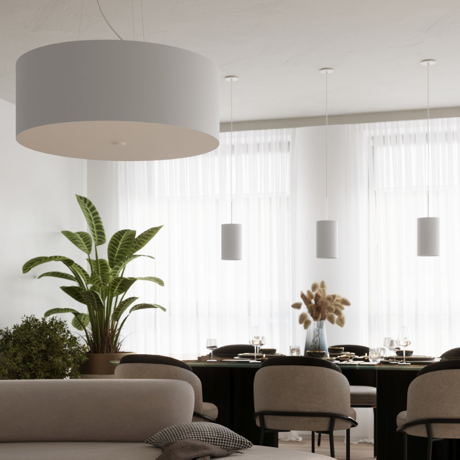 Plafonnier Otto 50 en tissu blanc diffusant sa lumière dans une pièce de vie