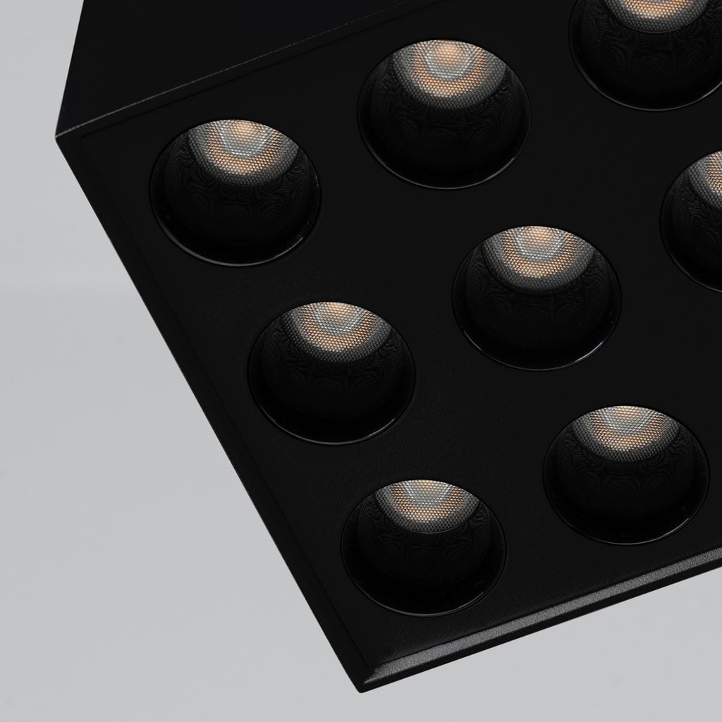 Plafonnier Ozzy LED carré aluminium noir, vue de dessous montrant les cellules LED