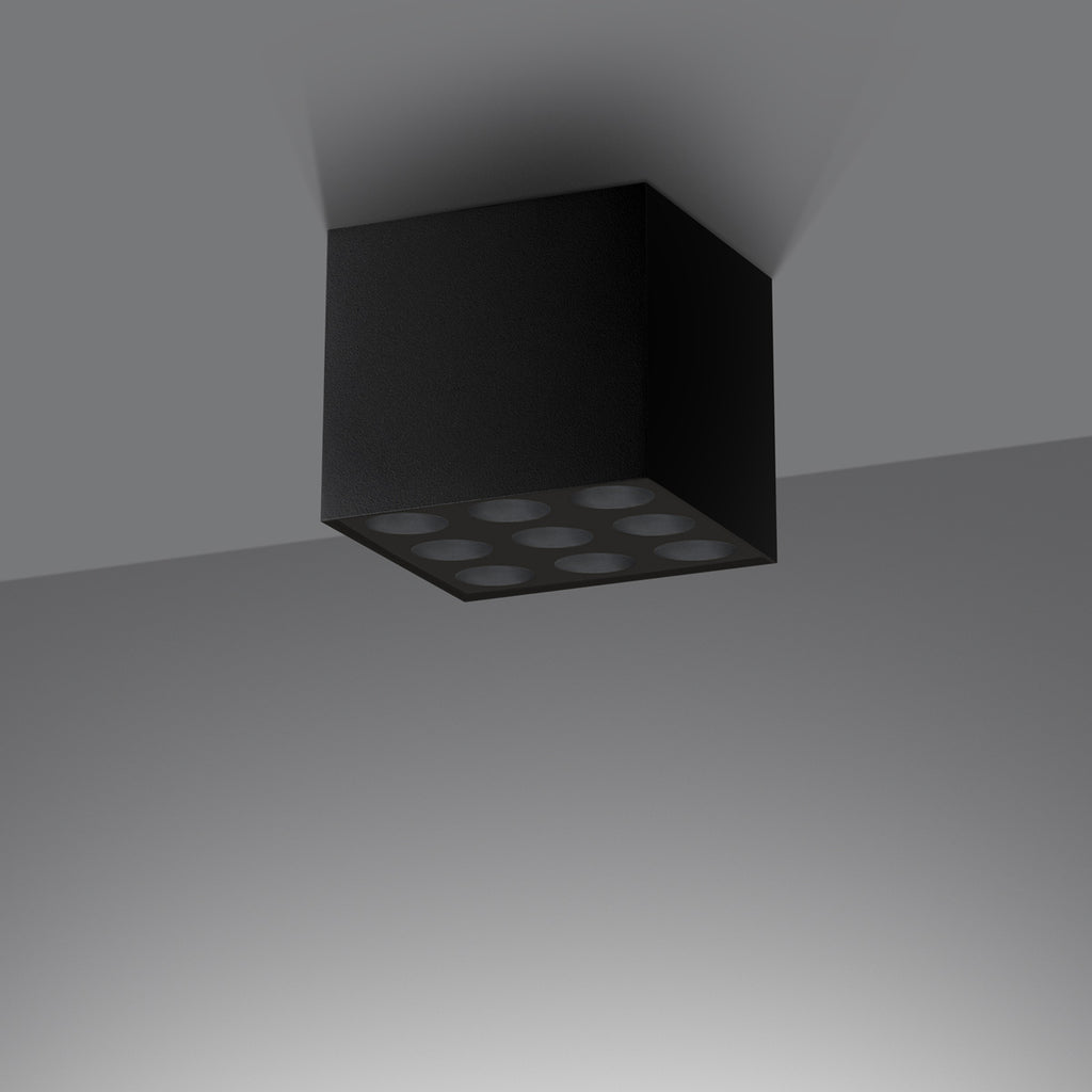 Plafonnier Ozzy LED carré aluminium noir installé au plafond
