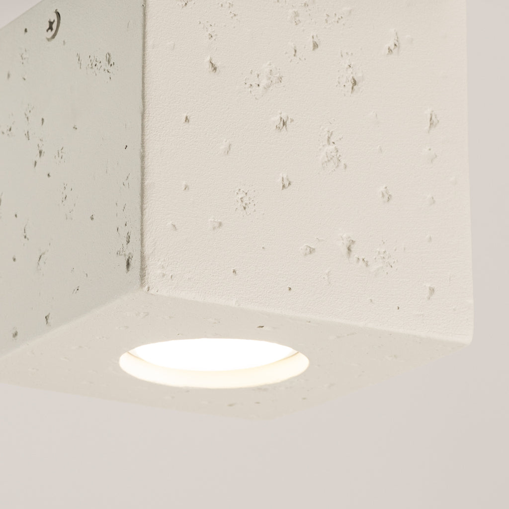 Plafonnier Quad béton beige GU10, détail de la texture béton
