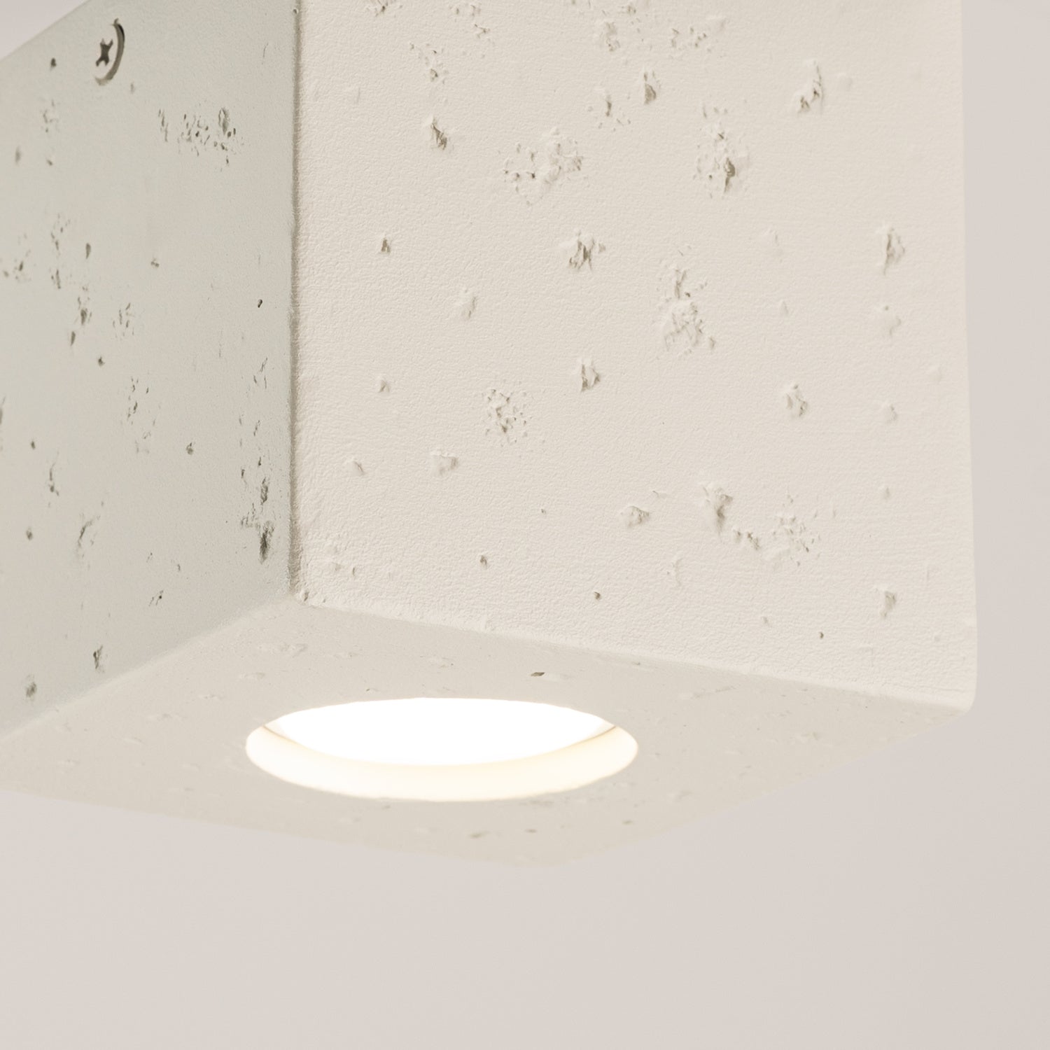Plafonnier Quad béton beige GU10, détail de la texture béton
