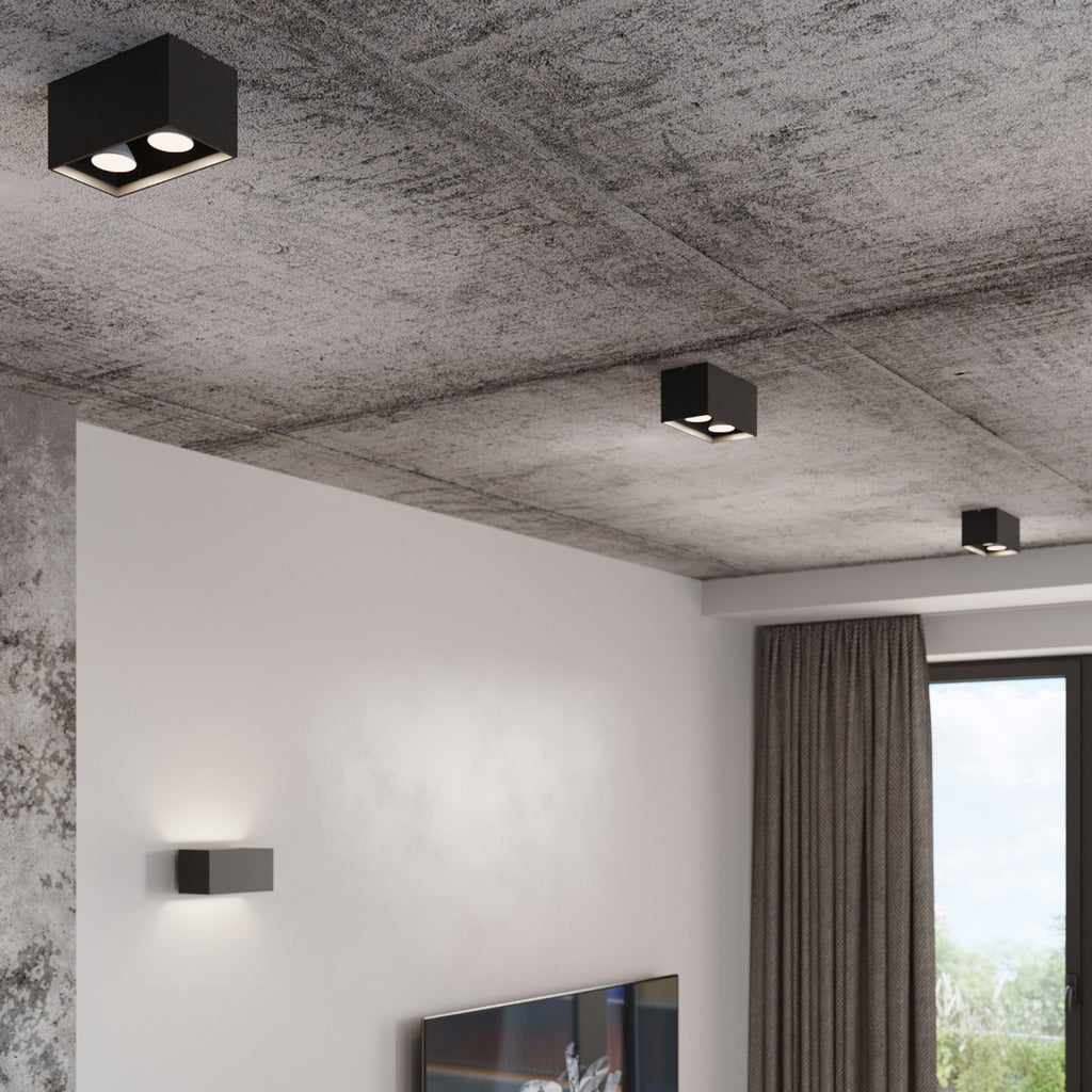 Plafonnier Quad Maxi noir éclairant une pièce contemporaine
