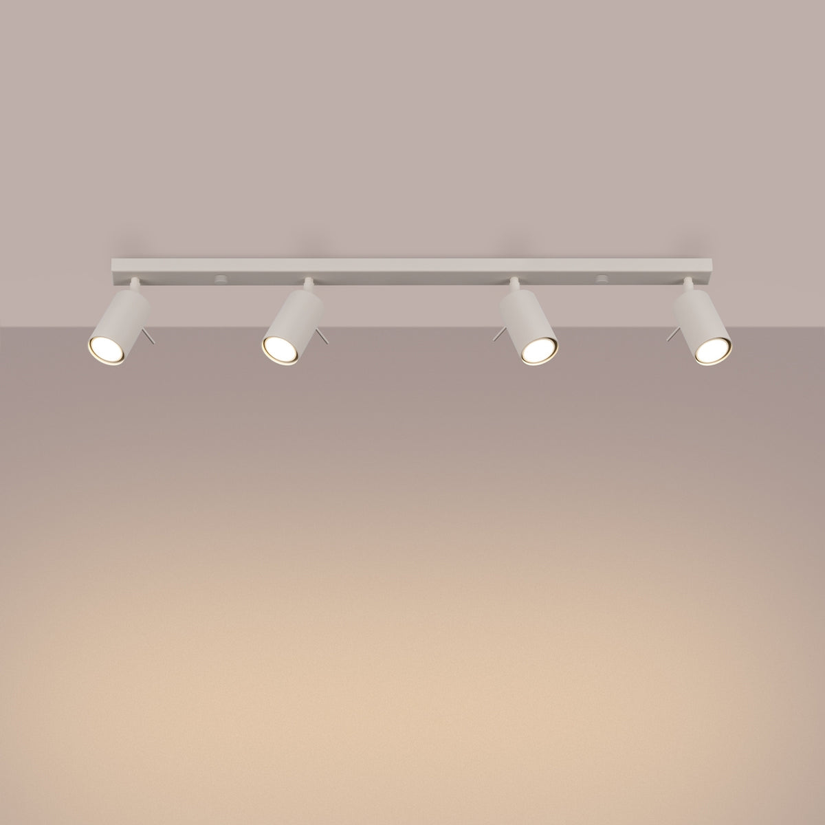 Rampe Ring à quatre spots en laque beige posée au plafond et allumée