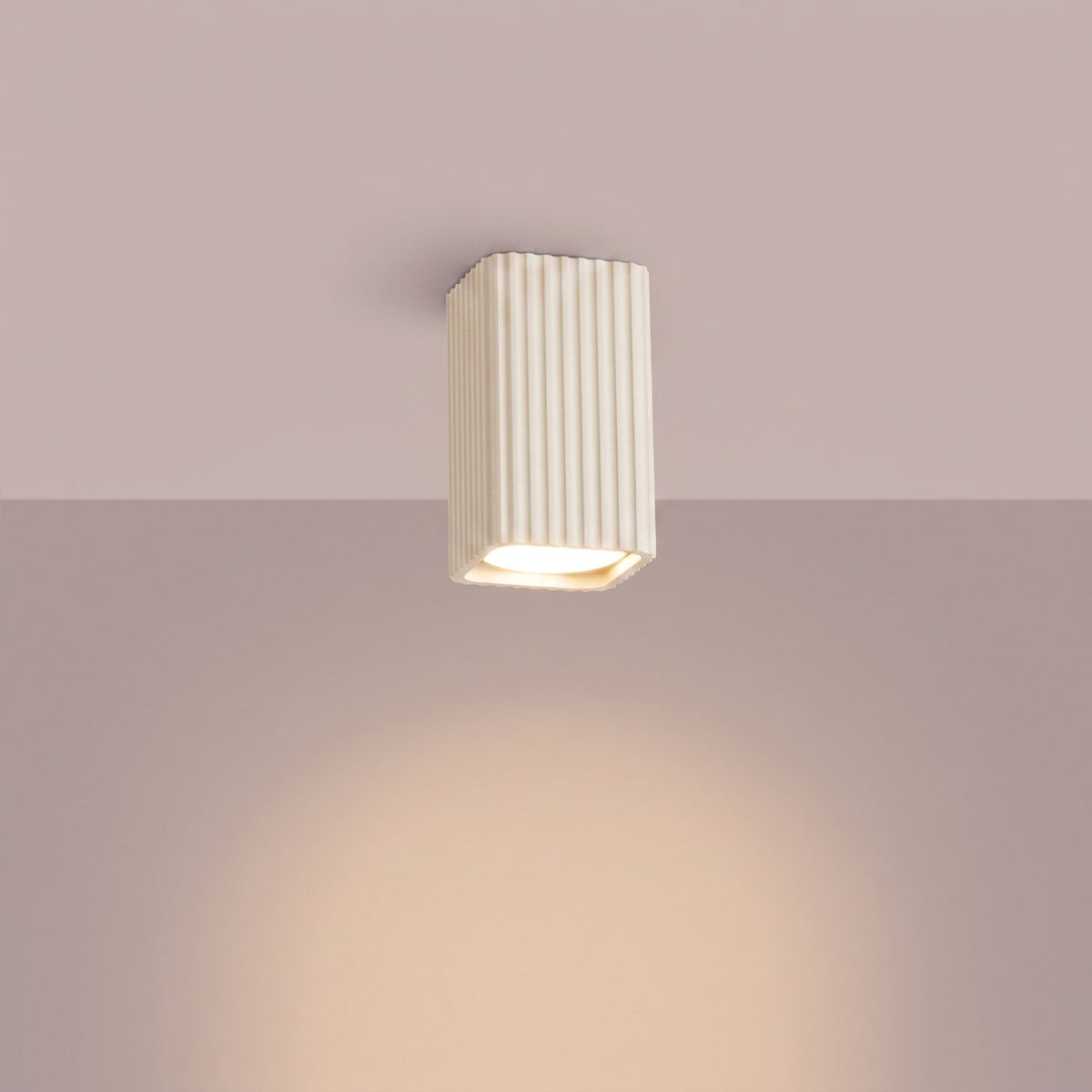Plafonnier Rayo 10 laque beige allumé qui éclaire vers le bas
