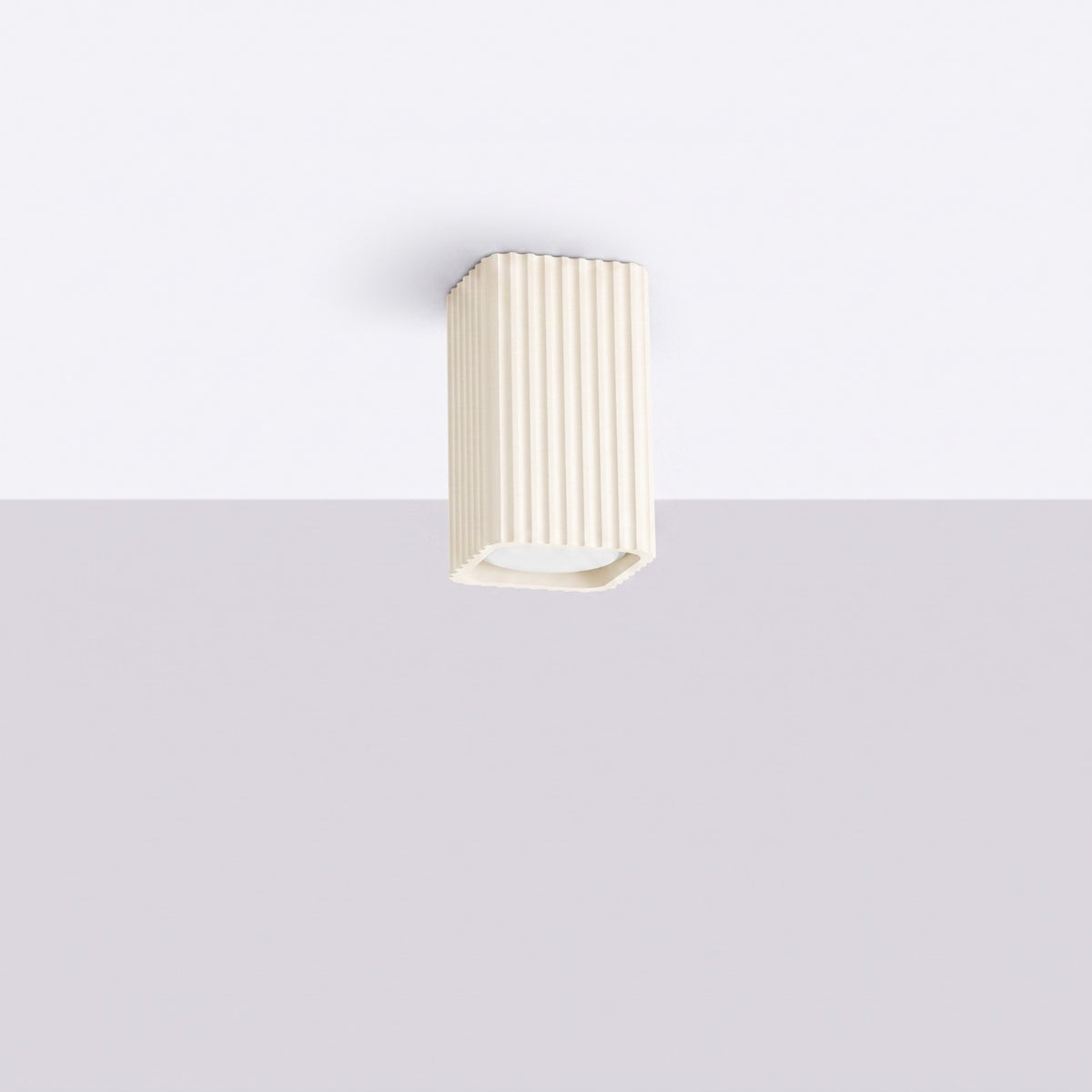 Plafonnier Rayo 10 laque beige fixé au plafond et éteint
